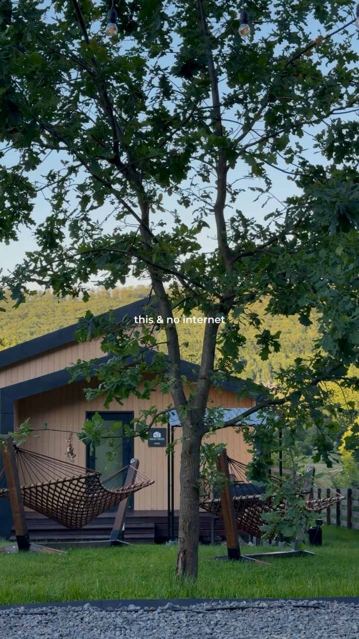 Будиночок Hrust House серед зелені